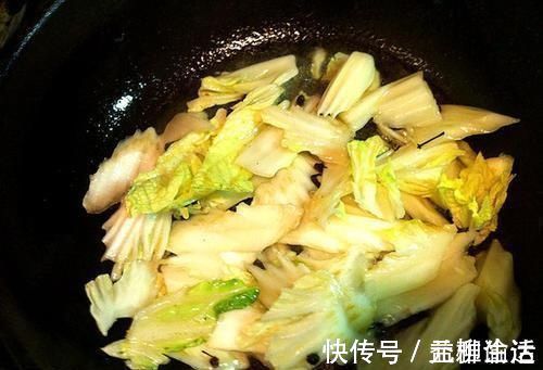 大厨|醋溜白菜,白菜直接下锅就错了,难怪不好吃,大厨这样做才对