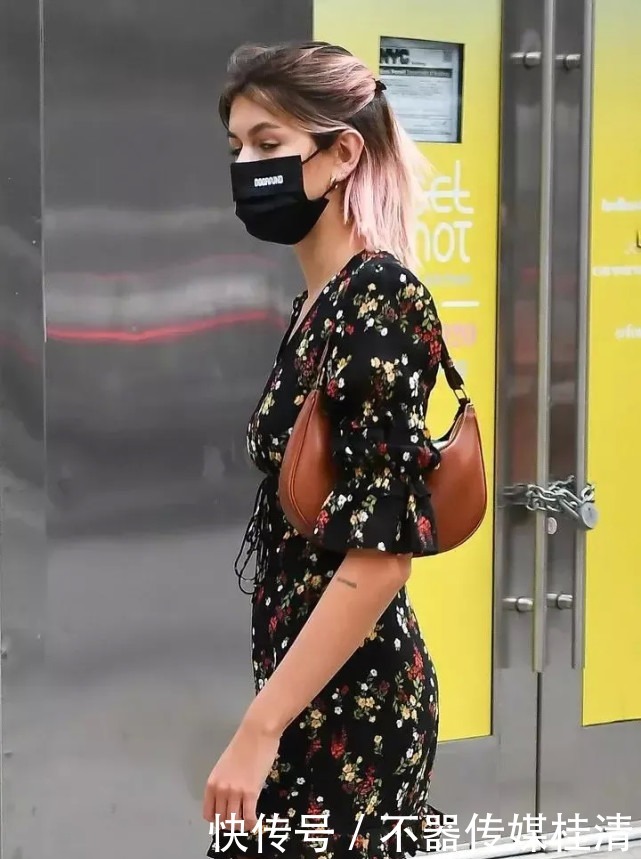 b背上这些腋下包，你就是行走的“酷GIRL”