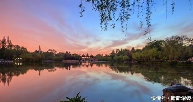 明明地处长江以北，却一直被视为江南城市。其代表是水乡美景