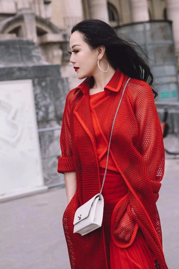 章小蕙真会穿！微胖身材穿大红裙显得高级贵妇感，不愧是名媛本媛