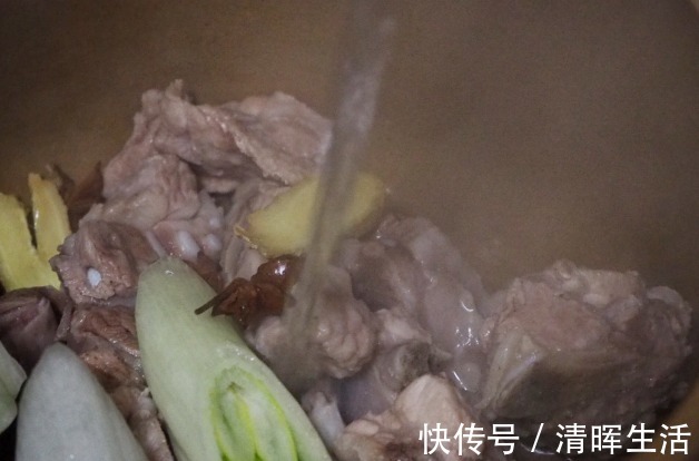 味鲜|炖排骨汤时，直接焯水是错的，学会1步处理，肉嫩味鲜，汤白味浓