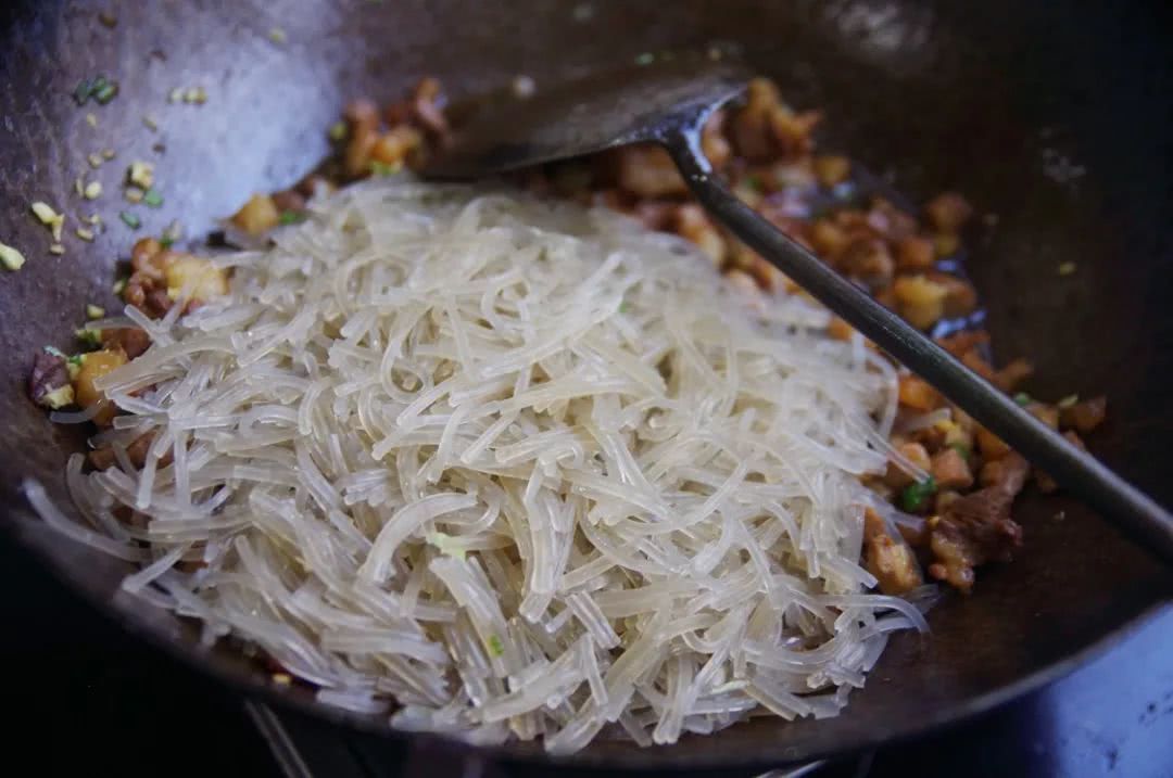 只有山东人这样蒸包子,大块白菜大块肉,吃起来爽快又清新