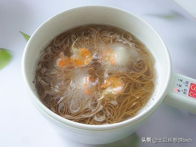 眯眯眼|晚餐的一碗面火了,酸爽开胃吃不胖,香到眯眯眼,网友:明天安排