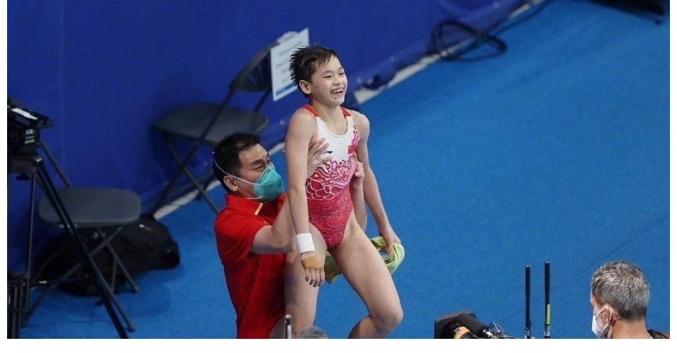 跳台|这才是真正的“全村的希望”，全红婵为国争光，全村人为她庆祝