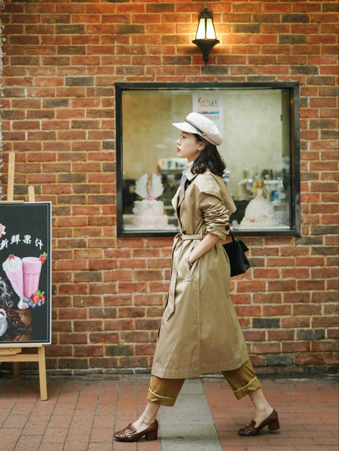 马丁靴 女生秋冬穿风衣时,不管高矮,搭配这些鞋子,照样很高级