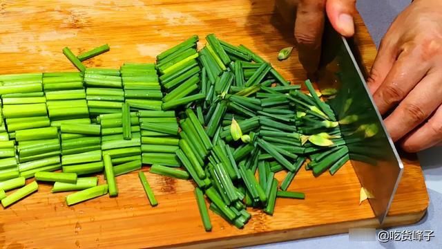 晓峰|韭花炒鸡蛋看似简单，原来有诀窍，教你1招，香嫩入味不变色