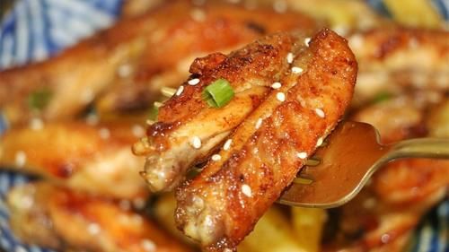 土豆条|8个鸡翅一个大土豆，这种做法最香，香嫩入味，比烧烤还好吃