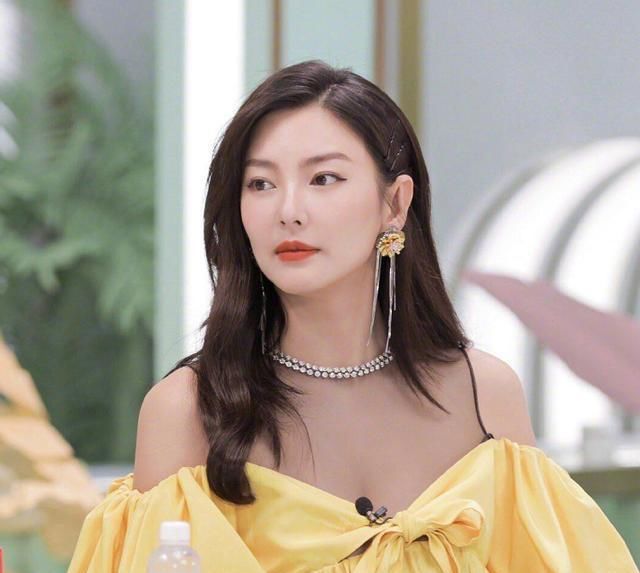身材|张雨绮身材丰满又会穿,一袭黄色露肩连衣裙甜美减龄,又被惊艳了