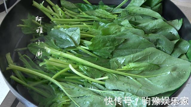 补血|入秋后这菜要多吃,包成包子补铁补血,不揉面不擀皮,8分钟一锅