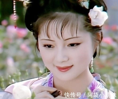 鹤氅#下雪了,红楼大观园姐妹聚会,4个女子没穿红斗篷,她们都是寡妇