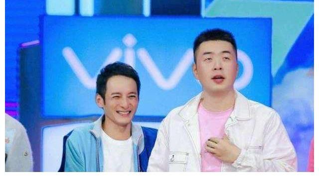 接替《快樂大本營》的節(jié)目發(fā)布定檔預(yù)告片，何炅勉強(qiáng)擠出一絲笑容