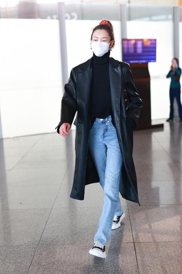 刘雯的178身高真不白给,标准九头身帅气有型,头上的小红花亮了