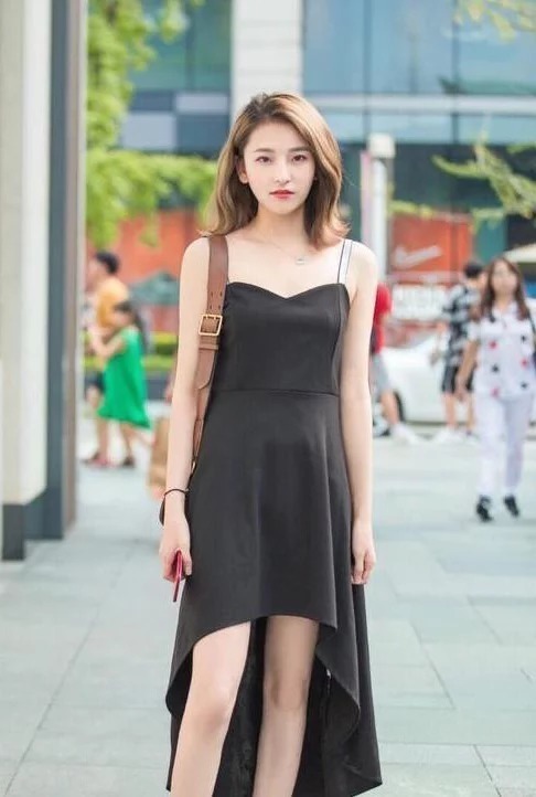 街拍:穿开衩连衣裙的小姐姐,身材好气质佳,甜美可爱
