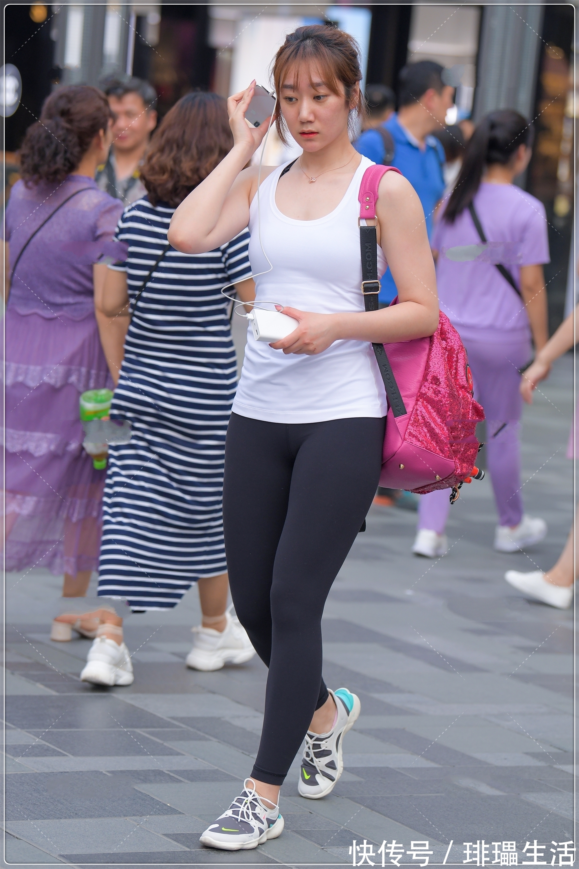 小姐姐 白色无袖短袖,活力十足,清新感扑面而来