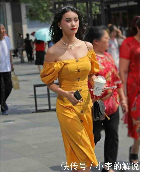 米黄色连衣裙搭配黑色包包,色彩鲜艳,高挑又迷人