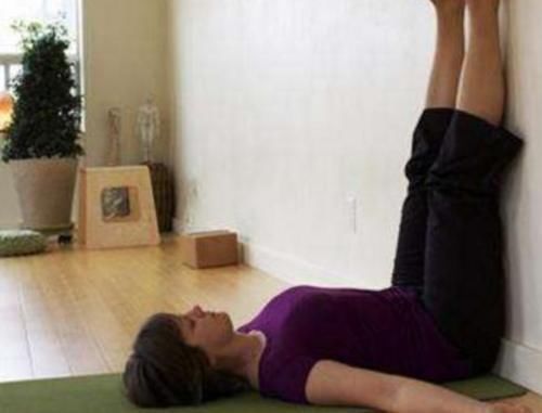 水肿|女人睡前做靠墙抬腿,坚持一个月,会有什么改变?变化显而易见