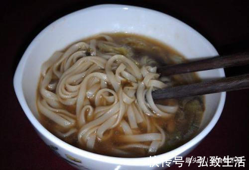 煮面条,最忌讳开水下锅,大厨透露出“秘诀”,面条劲道不结坨