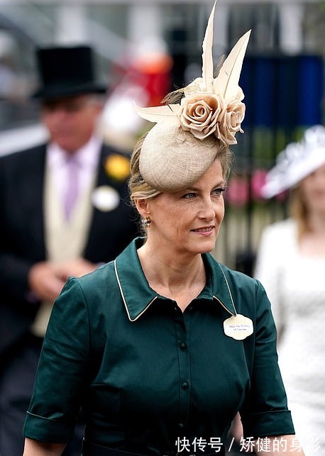 梅根 凯特小婶继续闪耀赛马会,一袭绿色印花裙穿出高级美,成时尚新秀!