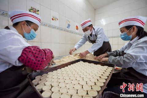  非遗食品百年传承 广西梧州手工猪油饼丰富春节百姓餐桌