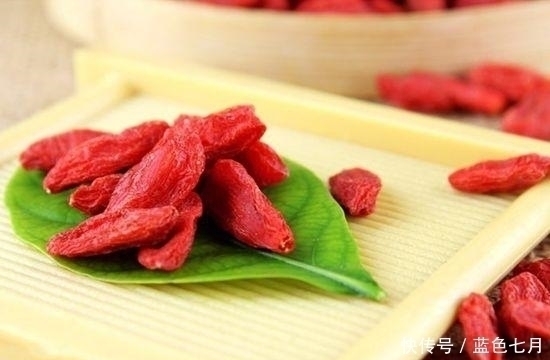 维生素e|枸杞到底是白天吃还是晚上吃?营养师建议你:别超过1个标准