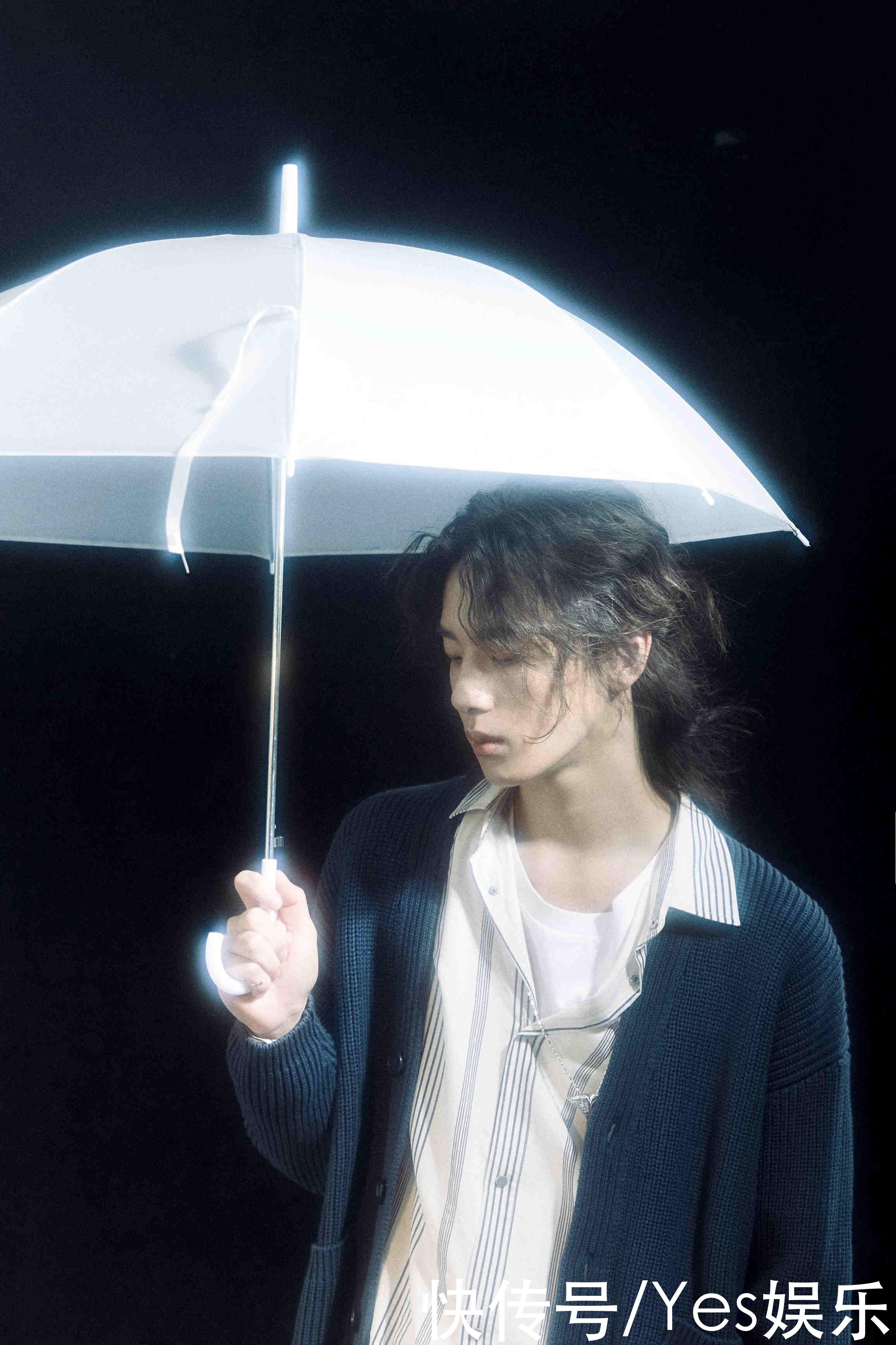 意境绝了！阿煜春雨撑伞大片释出气质文艺