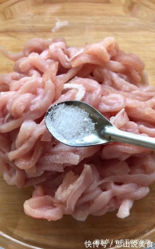 做了超嫩的京酱肉丝,用煎饼卷着吃超赞的