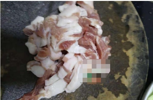 猪肉|这菜以前不懂都扔掉了,搭配猪肉一起炒,脆嫩爽口,炒一盘不够吃