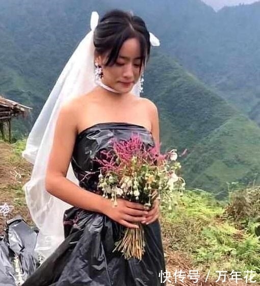 材质|又一位“黑婚纱新娘”走红,看到她婚纱的材质后,网友:真节俭