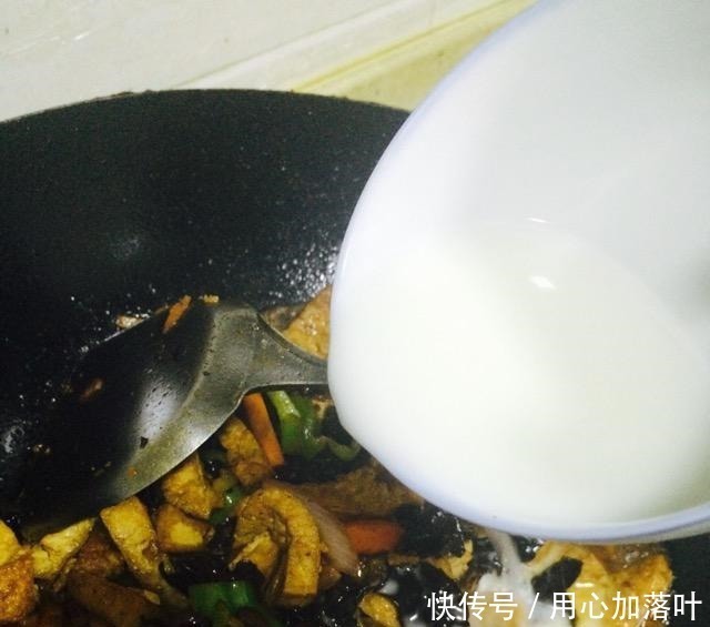 老人|豆腐这样做，简单快捷，好吃还下饭，四季可食，老人小孩都喜欢吃！