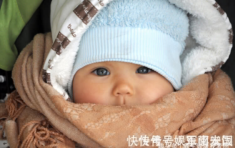 宝宝|1岁宝宝摔下床,奶奶一个大意的举动让娃停止呼吸,父母需重视