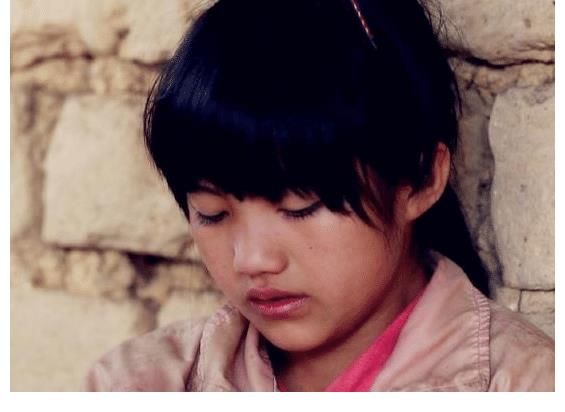 李勒优|《变形计》李勒优被城市家庭收养，脸上长满青春痘，还不忘臭美