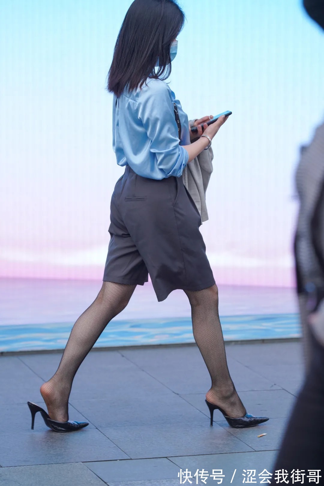 时尚 穿蓝衣的时尚女生