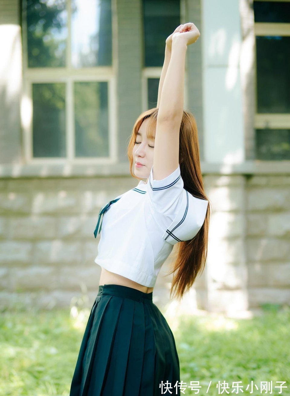 小姐姐|小姐姐身穿白色衬衫，搭配一条荷叶裙，满满的学院风格
