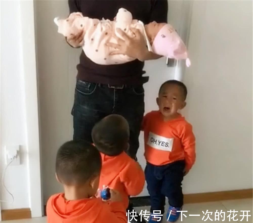 爸爸|头胎生了三胞胎儿子,二胎又生了个女儿,这画面让人泪崩!
