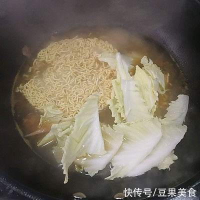 火腿肠|这道「一人食」牛肉饭团+泡面美味下饭，连着吃都不腻