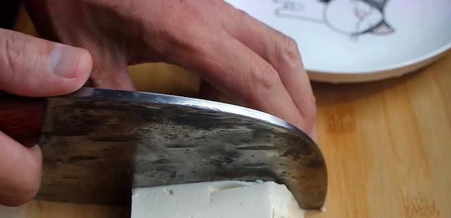 红灯笼椒|豆腐别再红烧了,试试这种做法,一顿2斤不够吃,做法超简单