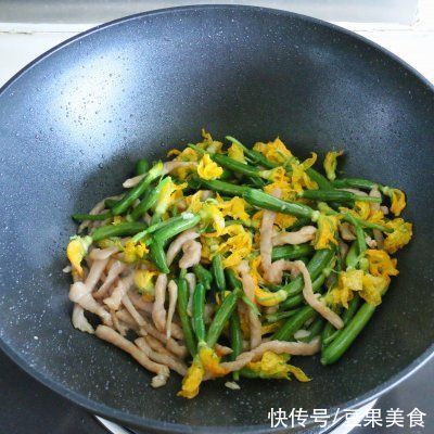 青瓜花炒瘦肉|#我为奥运出食力# 青瓜花炒瘦肉，脆嫩爽口，炒一盘不够吃