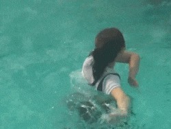 |搞笑GIF:本想给女友一个惊喜,没想到遇到了丈母娘