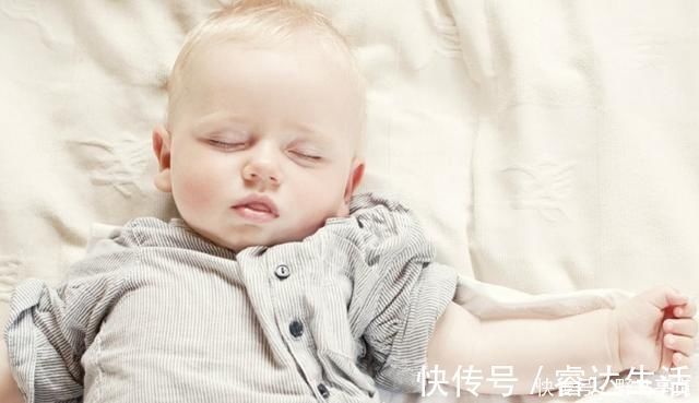 时分|孩子睡觉动作有暗示，脑科学研究：3个动作证明孩子大脑发育好