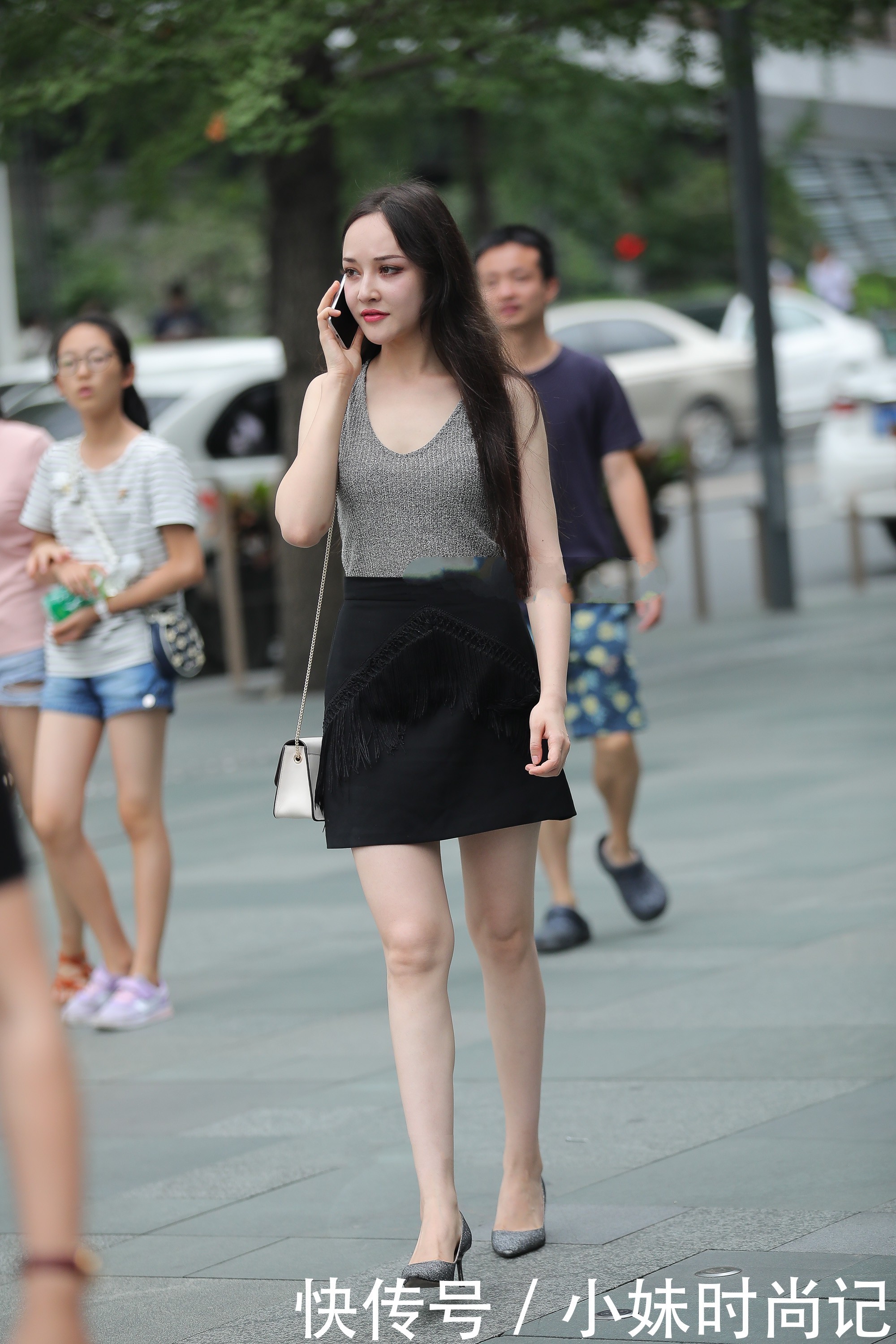 针织面料|街拍:灰色的针织背心, 穿着减龄又时尚, 而且还是百搭单品