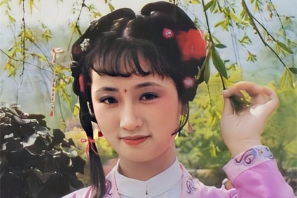 薛宝钗&薛宝钗真是千金小姐?贾母用一盘饰品揭开真面目:不配跟林黛玉比