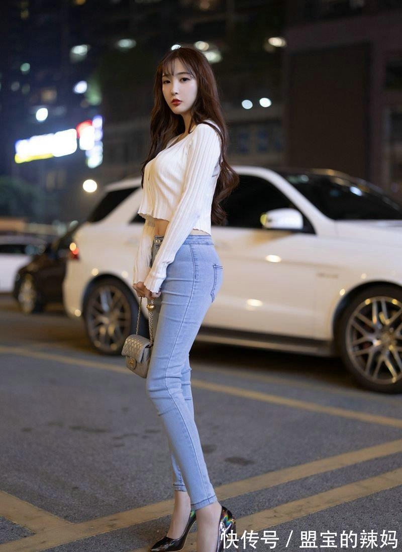 小姐姐 针织上衣搭配牛仔裤，百搭又显瘦，相信没有一个妹纸能拒绝