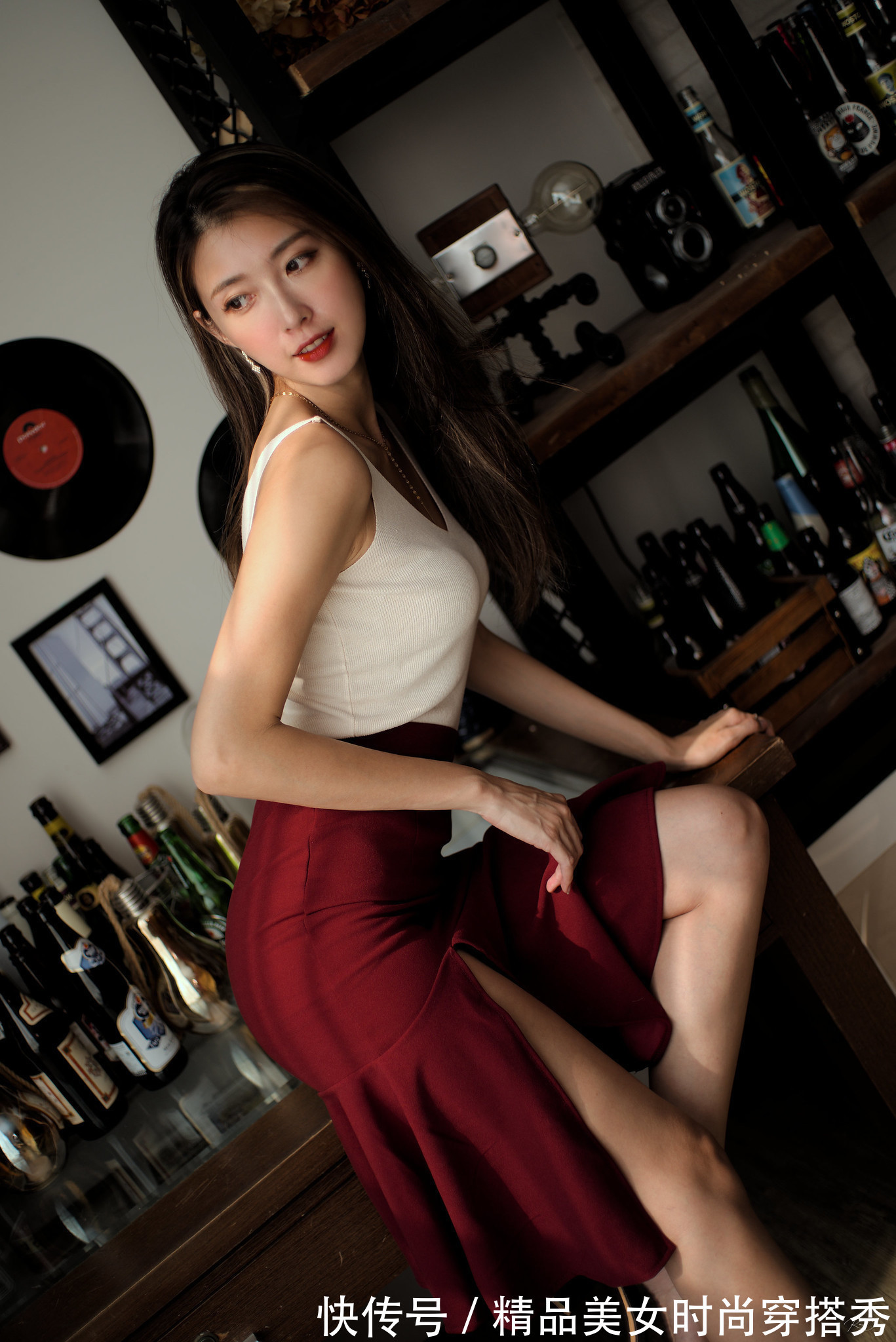 鱼尾裙|红色包臀裙搭配黑色高跟凉鞋,尽显优雅知性美