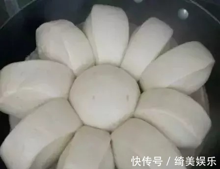 还在傻傻的用酵母发面？用它仅十分钟，就能蒸出又白又好吃的馒头