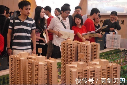 房子|存款50万但没房，有房却没存款，两者谁的日子过得更潇洒？