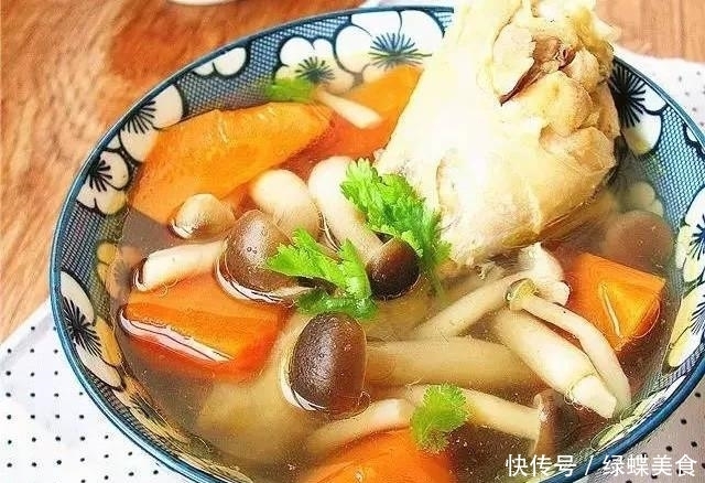  精选美食推荐：隔水蒸鸡，蘑菇胡萝卜汤，香辣红烧肉的做法