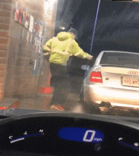 |搞笑GIF趣图:美女 人家是来打饭,你是来搞笑的吗?