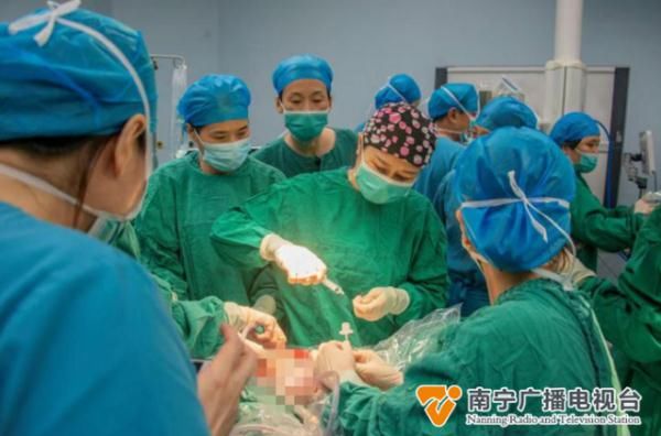 广西壮族自治区妇幼保健院|广西完成首例“产时胎儿手术” ，巨大肿瘤被成功摘除