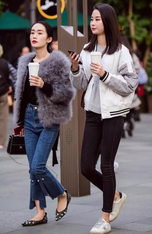 白灰|小姐姐穿白灰相间的外套，搭配黑色牛仔裤，休闲时尚又青春
