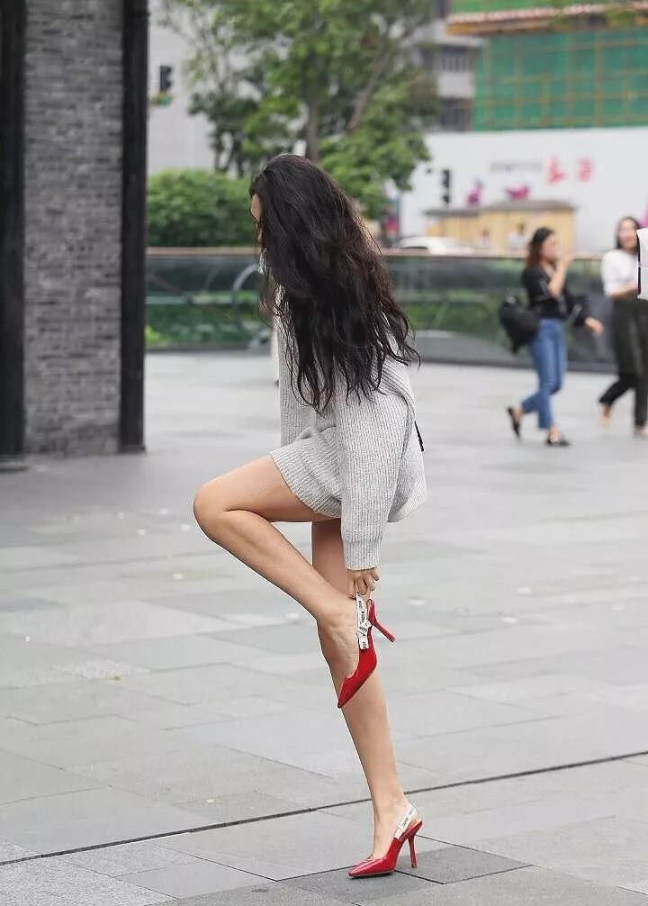 气质 穿白色针织长衫的气质美少女, 性感的身姿举手投足间都是美